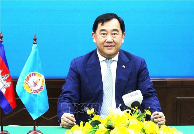 柬埔寨人民党中央外委会第一副主席,国会外交、国际合作、宣传与新闻委员会主席、发言人索斯亚拉接受越通社记者采访。图自越通社