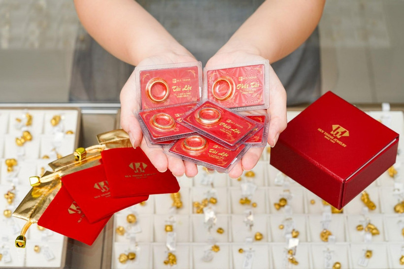 今天15时10分，明珠保信公司每两金条和金戒指（37.5克）买入价和卖出价较前一交易日收盘价分别定为1.010亿越盾/两和1.040亿越盾/两。图自《首都劳动报》
