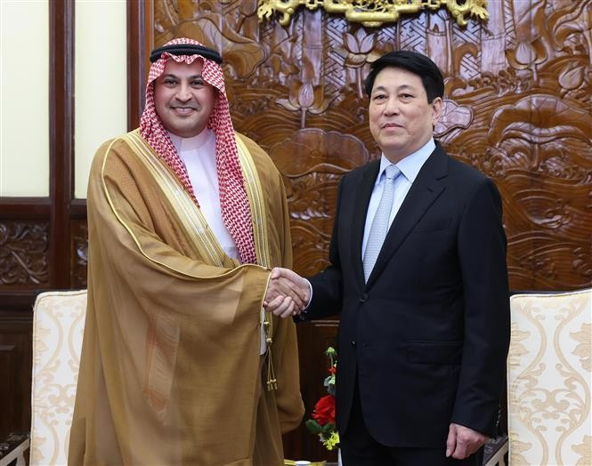 越南国家主席梁强与沙特阿拉伯驻越特命全权大使穆罕默德·伊斯梅尔·A·达赫维。图自越通社