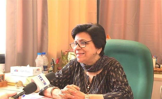 新德里尼赫鲁大学国际研究系教授阿查纳·乌帕迪亚伊接受越通社记者的采访。图自越通社