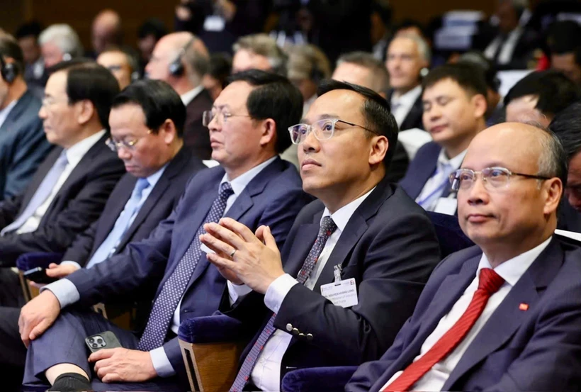 在越南政府总理范明政对法国进行正式访问期间，工贸部领导出席了有关促进越法能源领域合作的活动。图自越通社