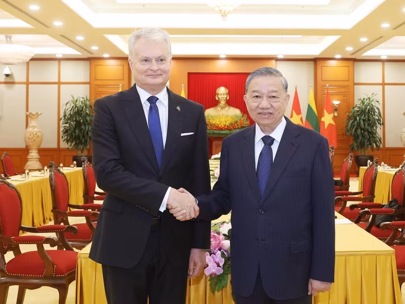 越共中央总书记苏林与立陶宛总统吉塔纳斯·瑙塞达。图自越通社