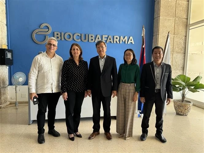 黎光龙大使、BioCubaFarma总裁梅达·毛里·佩雷斯和双方代表合影。图自越通社