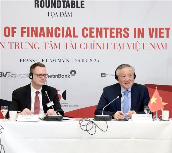越南政府常务副总理阮和平和越南代表团同欧洲央行（ECB）出席越南金融中心建设座谈会。图自越通社