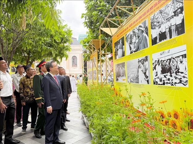 展览会展出100幅图片，介绍阮文灵同志的革命生涯及对南方革命的重大贡献。图自越通社
