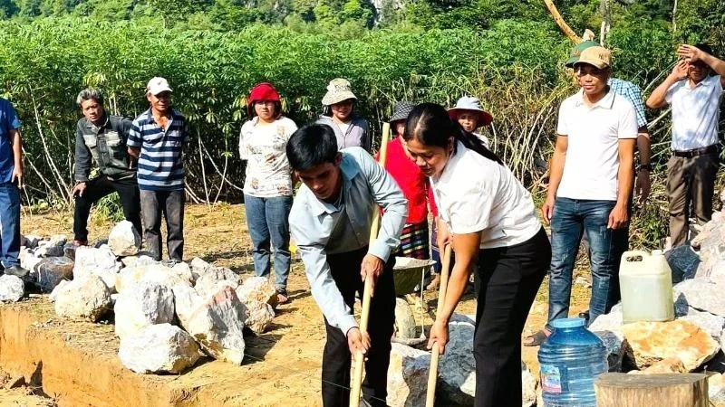 广平省少数民族“大团结”屋动工仪式。图自越通社