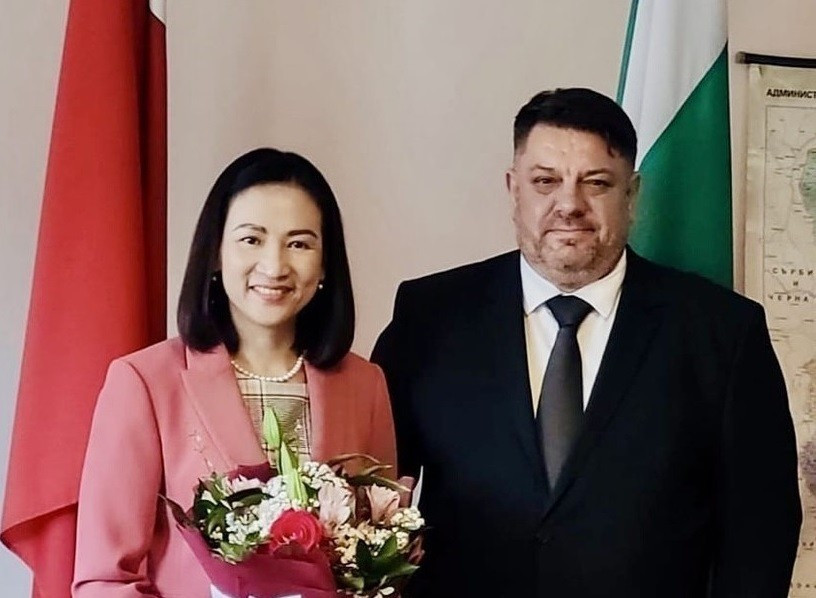 越南驻保加利亚大使阮氏明月与保加利亚社会党主席、保加利亚副总理阿塔纳斯·扎菲罗夫。图自越通社
