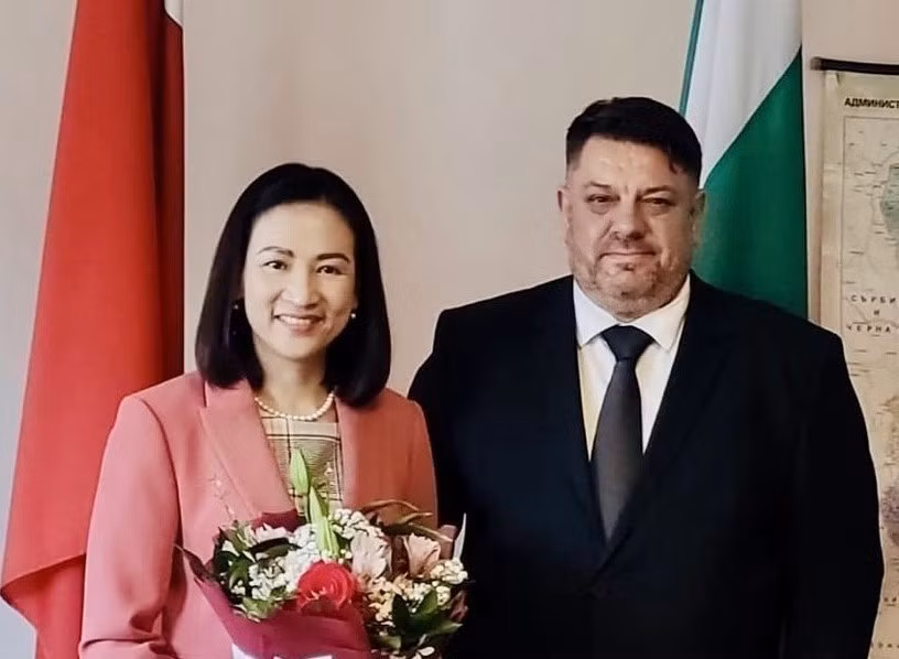 越南驻保加利亚大使阮氏明月与保加利亚社会党主席、保加利亚副总理阿塔纳斯·扎菲罗夫。图自越通社