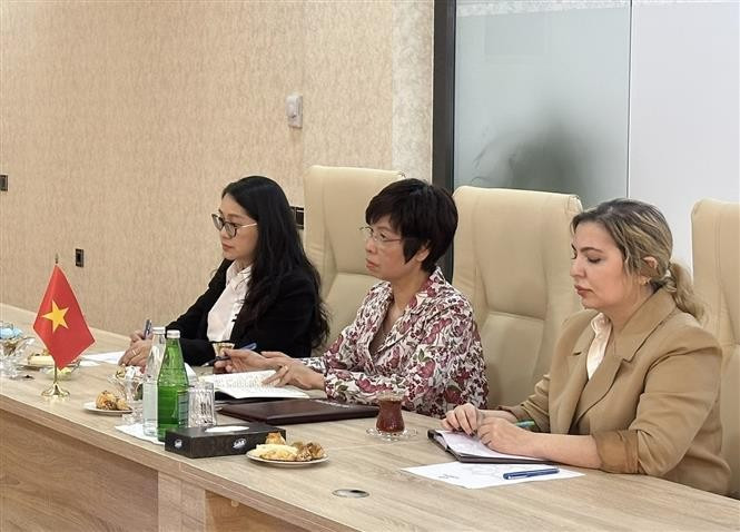 越通社社长武越庄（左二）会见阿塞拜疆通讯社社长武加尔·阿利耶夫。图自越通社