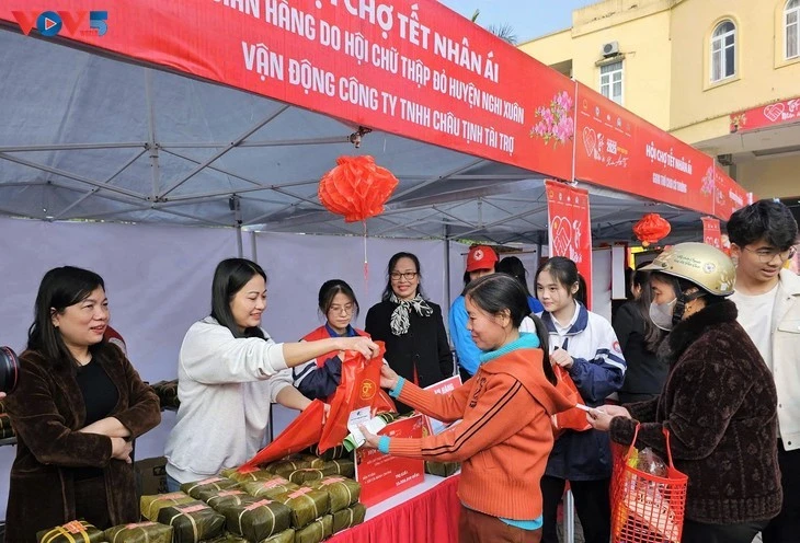 在爱心之春运动框架内向贫困者赠送慰问品和年礼。图自《越南之声》