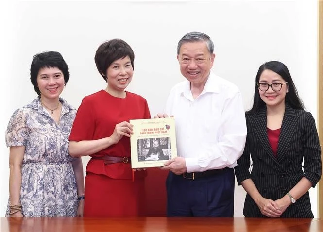 越南通讯社党委书记、社长武越庄向越共中央总书记苏林赠送了由越通社出版的越英双语画册《越南革命新闻事业百年历程（1925-2025）》。图自越通社