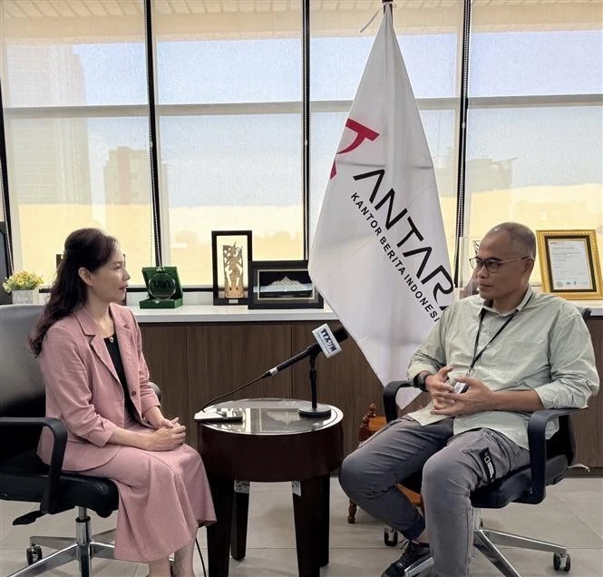 印度尼西亚安塔拉通讯社(ANTARA)新闻总监伊尔凡·朱奈迪接受越通社驻雅加达记者的采访。图自越通社