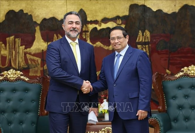 越南政府总理范明政与阿曼投资局（OIA）副主席纳赛尔·本·苏里曼·阿尔·哈蒂。图自越通社
