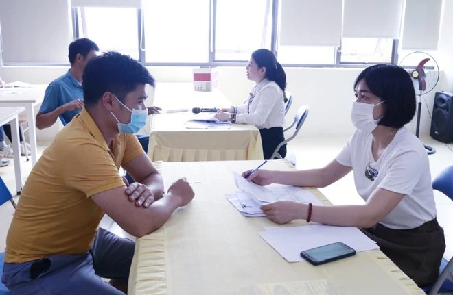 北江省就业服务中心工作人员协助企业招聘员工。图自越通社