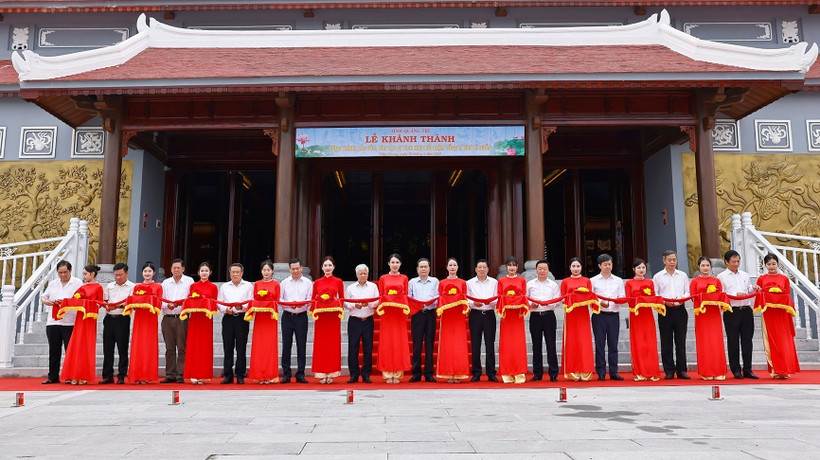 越南国会主席陈青敏为原越共中央总书记黎笋纪念馆落成剪彩。图自越通社