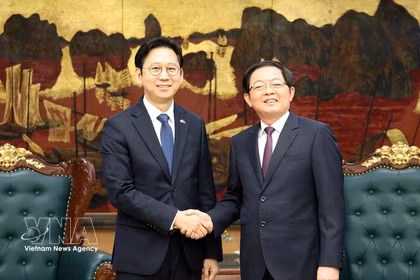 越南政府副总理胡国勇（右）与韩国副总理兼科学技术信息通信部部长裴庆勋亲切握手。图自政府报