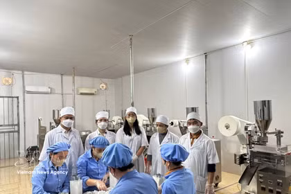 蒲末药料股份公司专家和人员。图自越通社