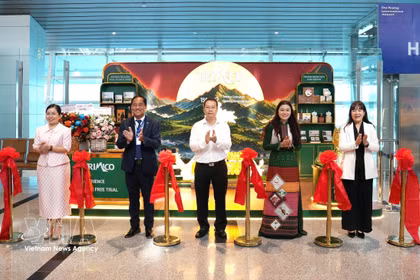岘港特色产品展示空间亮相仪式。图自越通社