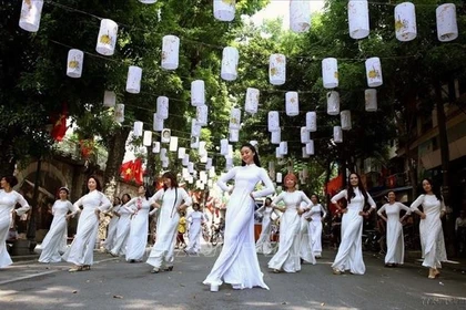 纪念河内解放65周年暨河内获联合国教科文组织授予“和平之城”称号20周年的系列文化活动。图自越通社