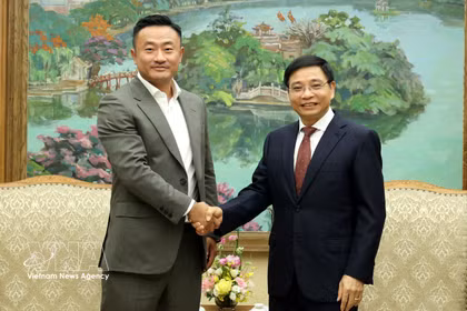 越南政府副总理阮文胜会见Bybit集团首席执行官周本。图自越通社