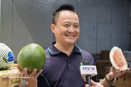 4 Ways Fresh 集团主席李黄维接受越通社记者的采访。图自越通社