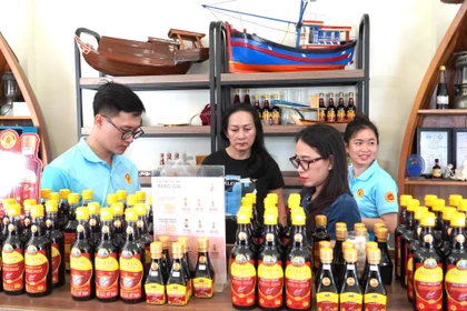 游客购买富国鱼露。图自越通社