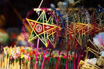 旅居海外越南儿童共享越南民族传统中秋节