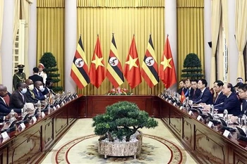越南国家主席阮春福与乌干达总统举行会谈