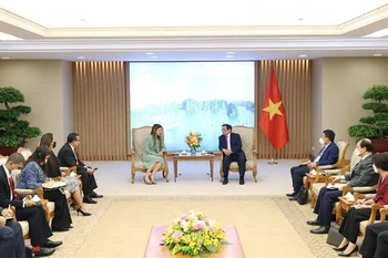 越南政府总理范明政会见巴拿马外交部长莫伊内斯