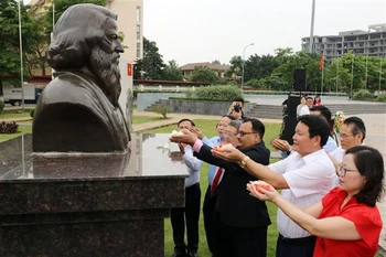 代表们向伟大诗人泰戈尔雕像敬献鲜花。图自越通社