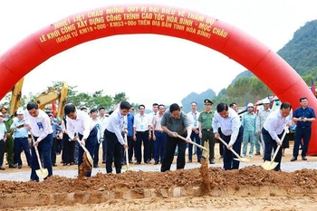 越南政府总理范明政出席和平-木洲高速公路开工仪式。图自越通社