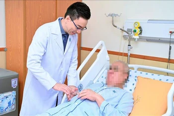 医生向外国患者表示亲切问候。图自越通社