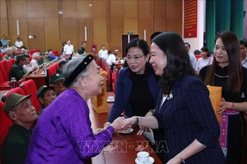 国家代主席武氏映春走访慰问太原省革命战争时期有功人员和困难儿童