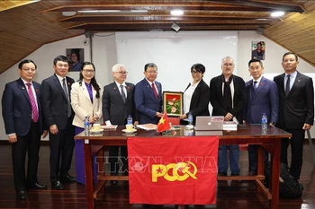 越南国会对外委员会代表团与哥伦比亚共产党领导人合影留念。图自越通社