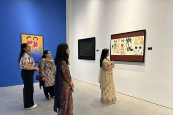 游客参观画展。图自越通社