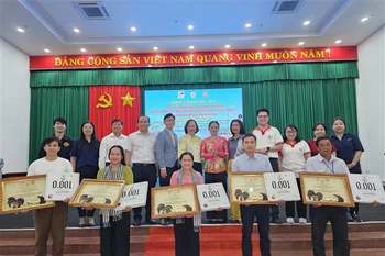 “基于生态旅游和运用充足经济哲学，促进沿海社区可持续发展”项目交接仪式。图自越通社