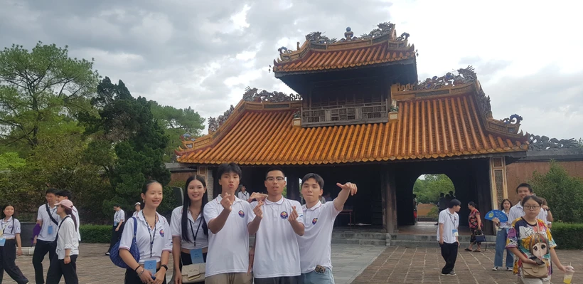 越南语是连接海外越裔青少年与祖国家乡的纽带。图为旅外越南人子女积极参加由外交部海外越南人国家委员会举办的越南夏令营活动。图自vietnamnet.vn