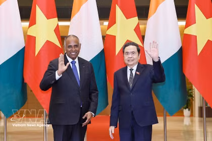 越南国会主席陈青敏与科特迪瓦共和国国民议会议长帕特里克·阿希。图自越通社