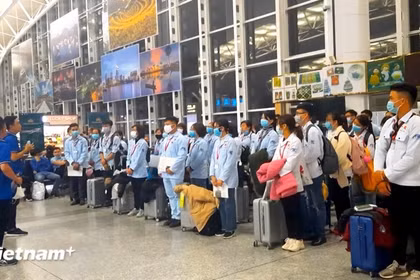 附图：越南员工办理赴海外就业手续。图自Vietnam+