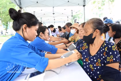 2026年8月23日，越南青年医师协会与胡志明市青年医师协会共同举办“老年人医疗保健——共筑健康越南”活动。图自越通社