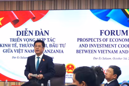 越南国会副主席阮鸿延在论坛上发表讲话。（越南工贸部贸易促进局供图）