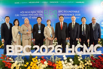 出席2026年商务伙伴城市圆桌会议的各成员城市代表团团长合影。图自越通社