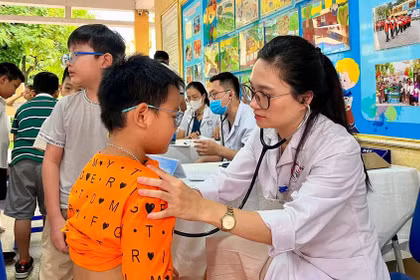 医疗队伍对儿童进行健康检查。图自河内栋多综合医院