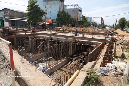 岘港收集雨水并缓解城市内涝的工程施工现场。图自越通社
