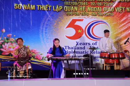 胡志明市音乐学院艺术家参加庆祝越南九·二国庆节81周年暨越泰建交50周年的见面会。图自越通社