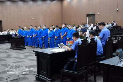 被告们聆听检察官宣读量刑建议。图自越通社