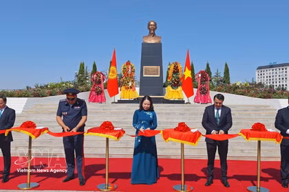 越南国家副主席武氏映春与吉尔吉斯斯坦领导人代表共同为胡志明主席纪念碑剪彩。图自越通社