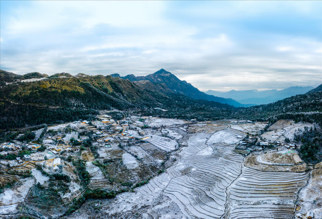 乌龟湖山岭寒冷多雾,冰雪覆盖着每条道路。图/阮强 pano0001-pano-edit27-10-43-18.jpg