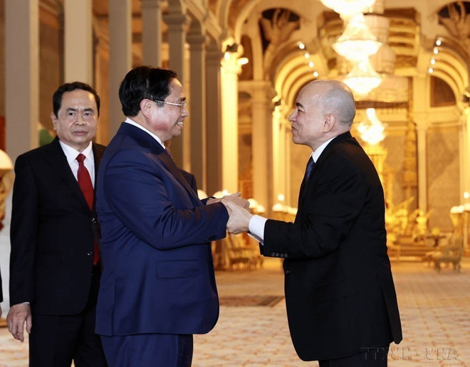 越南政府总理范明政会见柬埔寨国王诺罗敦·西哈莫尼(2022年,于金边)。图自越通社 11 viet_nam_–_campuchia_quan_he_lang_gieng_tot_dep_huu_nghi_truyen_thong_hop_tac_toan_dien_ben_vung_lau_dai__7725706.jpg