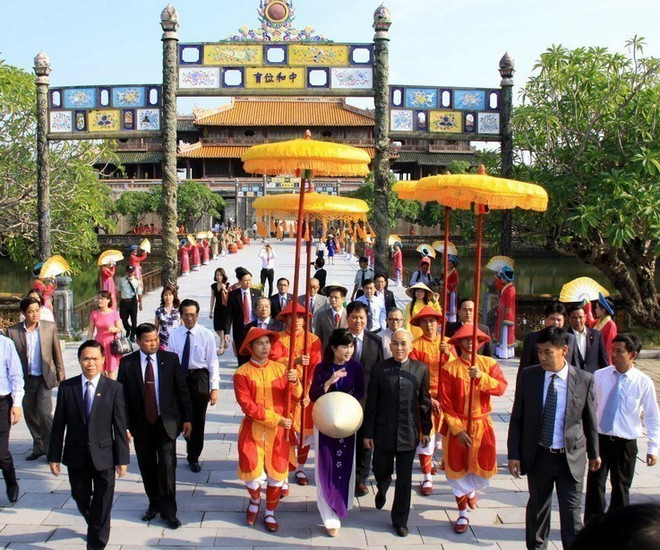 柬埔寨国王诺罗敦·西哈莫尼对越南进行国事访问期间,造访顺化故都文化历史遗迹区(2015年)。图自越通社 1 viet_nam_–_campuchia_quan_he_lang_gieng_tot_dep_huu_nghi_truyen_thong_hop_tac_toan_dien_ben_vung_lau_dai__7725695.jpg